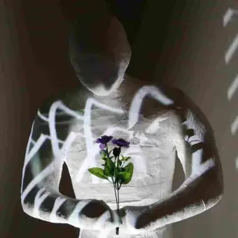 Dentro de la exposición hubo esculturas, instalaciones, maquetas y pinturas.