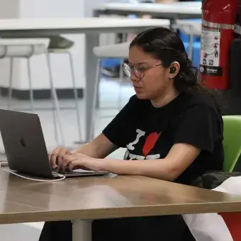 Alumna en espacios de estudio campus Monterrey.