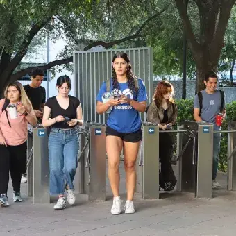 Alumnos ingresando a campus Monterrey.