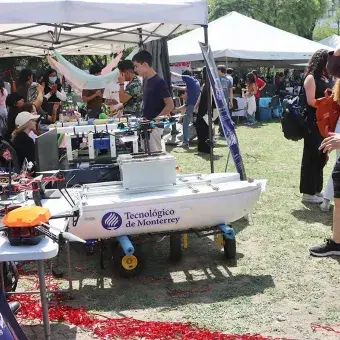 Los estudiantes presentaron su trabajo con los asistentes. Los estudiantes presentaron su trabajo con los asistentes.