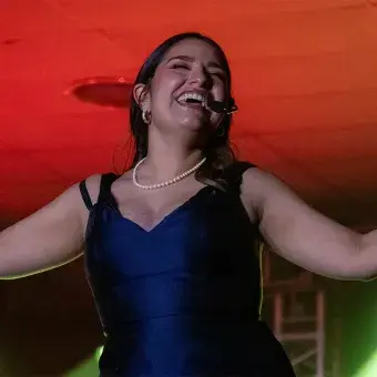 Alumna cantando en musical.