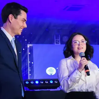 Alumna hablando al micrófono. 