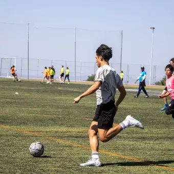 alumnos-compitiendo-en-futbol