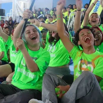 alumnos-de-estudios-creativos-celebrando