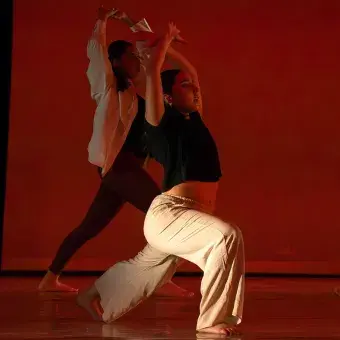 Las alumnas construyeron la propuesta escénica junto a su profesor. Foto: Johanna Karrum. Alumna realiza presentación de danza en el Teatro Isauro Martínez