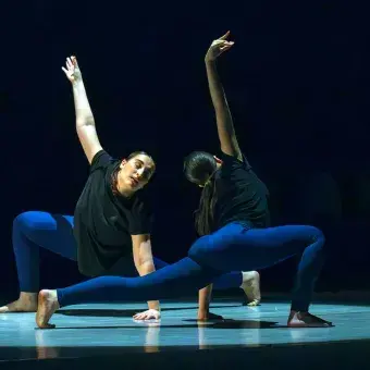 Las bailarinas son dirigidas por Jesús Alberto García González. Foto: Johanna Karrum. Iluminan a bailarinas del Tec de Monterrey campus Laguna en el teatro Isauro Martínez