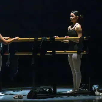 El atrio San Ignacio de Parras de la Fuente también fue sede de la presentación de danza. Foto: Johanna Karrum. Dos bailarinas del Tec de Monterrey campus Laguna son iluminadas en presentación de ballet