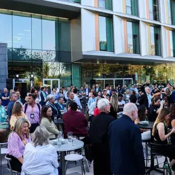 Asistentes a la cumbre mundial en la explanada del EXPEDITION FEMSA.