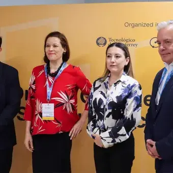 Mario Adrián Flores junto a asistentes de la cumbre global.