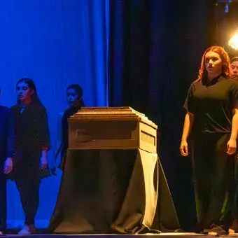 Esencia explora la pérdida y el redescubrimiento de la esencia humana. Foto: Johanna Karrum. Las bailarinas del Tec de Monterrey campus Laguna exploraron la pérdida en su presentación de danza