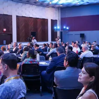 Asistentes acuden a las charlas en el Centro de Congresos.