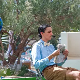 Actor en escena en escenario exterior