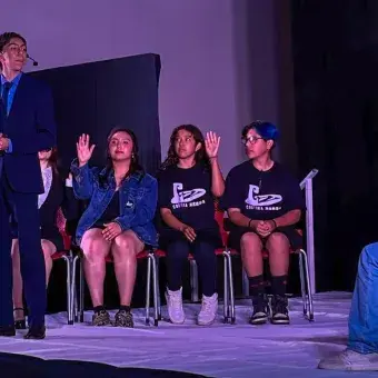 Grupo de actores en escena. 