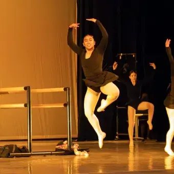 Diferentes públicos disfrutaron de la presentación de danza. Foto: Johanna Karrum. Bailarinas del Tec de Monterrey campus Laguna realizan figuras de ballet