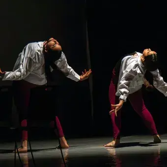 La presentación de Esencia incluyó danza contemporánea. Foto: Johanna Karrum. Danzan bajo una iluminación del Teatro Isauro Martínez