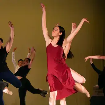 En escena estuvieron decenas de bailarinas. Foto: Johanna Karrum. Bailarinas con diferentes vestuarios realizan formas en el Teatro Isauro Martínez