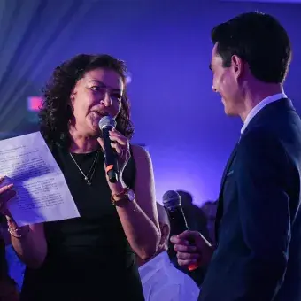 Trabajadora del Tec de Monterrey dando un discurso. 