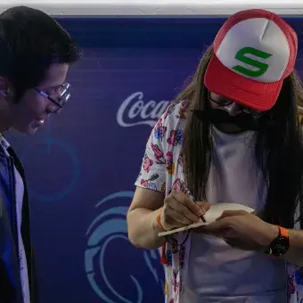 SoliBolita firmando autógrafos