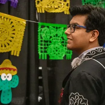 Alumno con traje de mariachi.