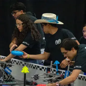 Alumnos en pelea de robots. 