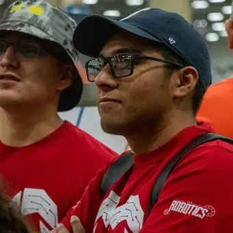 Alumnos en torneo de robótica. 