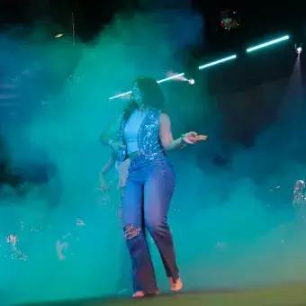 Estudiante bailando