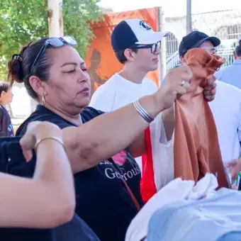 Se entregaron cambios de ropa. Foto: Helena Armenta Mujer viendo ropa.