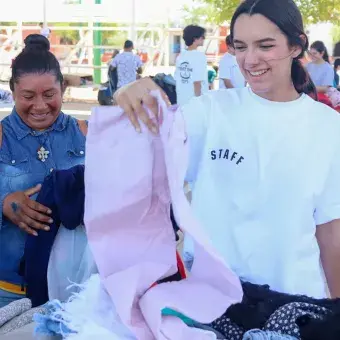 Foto: Emilio Morales  Dos mujeres viendo ropa