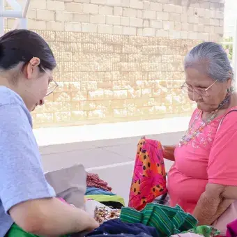 Foto: Emilio Morales Dos mujeres viendo ropa.