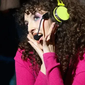 Foto: Blas Murillo Closeup de chica con atendo dosmilero y pelo rizado.