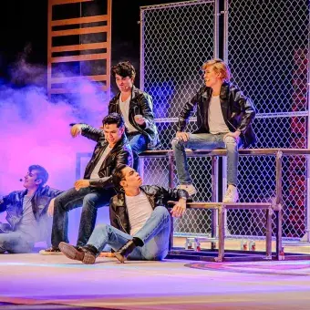 Actores interpretan canción de GREASE la obra de teatro musical en Torreón
