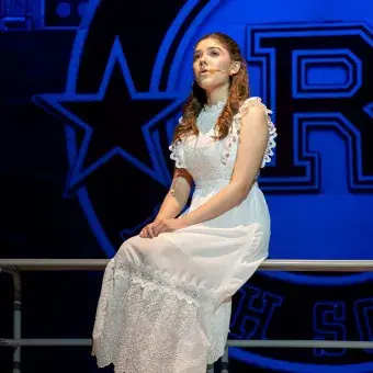 Actriz protagonista de segunda función de GREASE en el Tec de Monterrey campus Laguna canta en solista