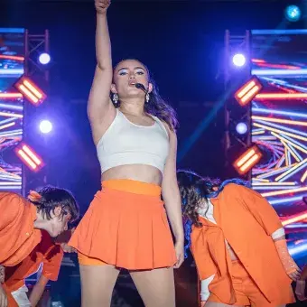 Alumna levantando el brazo. 