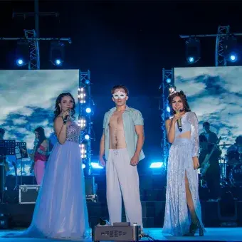 Alumnas cantando y bailarín. 