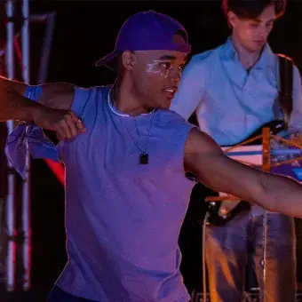 bailarín en concierto. 