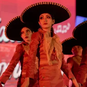 Alumnos vestidos de Mariachi Concierto ensamble Homenaje a mi México Popular del Tec campus Puebla