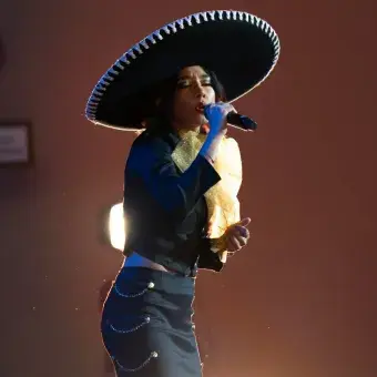 Alumna interpretando Amor Eterno de Rocío Durcal Concierto ensamble Homenaje a mi México Popular del Tec campus Puebla