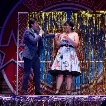 Estudiantes interpretan un baile en la obra musical GREASE del Teatro Isauro Martínez