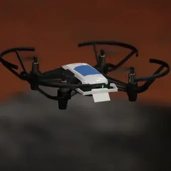 Drone volando dentro de las intalaciones.