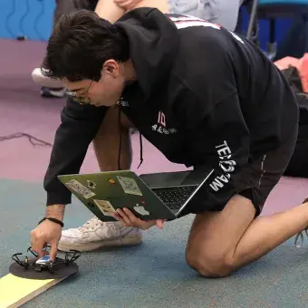 Estudiante preparando un drone.