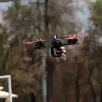 Drone volando en el exterior.