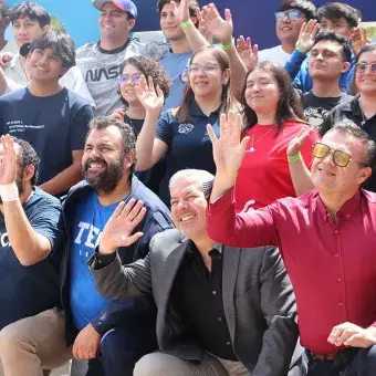 Estudiantes celebrando para una foto.