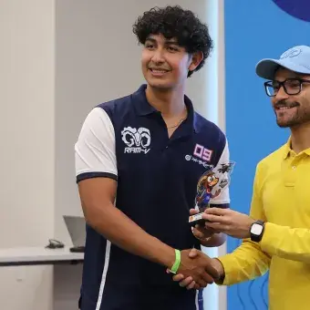 Estudiante recibiendo un premio.