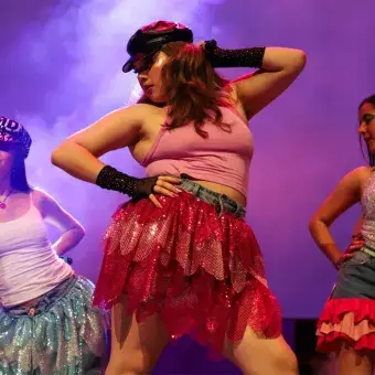 Foto: Rodolfo Gil Tres jóvenes adolescentes en escenario con ropa al estilo de la moda de los 2000.