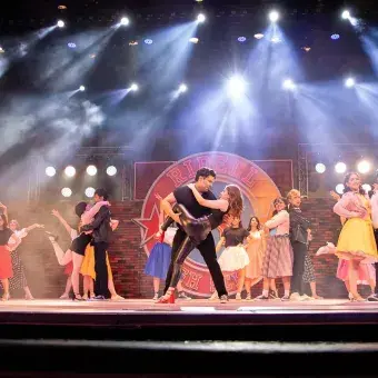 Bailan al ritmo de rock con GREASE en el Teatro Isauro Martínez de Torreón