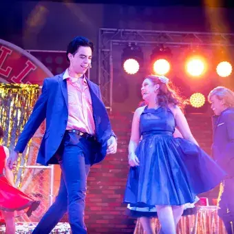 Estudiantes-artistas interpretaron canciones sobre el amor en GREASE la obra de teatro