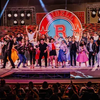 El elenco completo de GREASE agradece al público presente en el Teatro Isauro Martínez