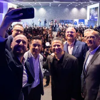 Selfie con empresarios y líderes