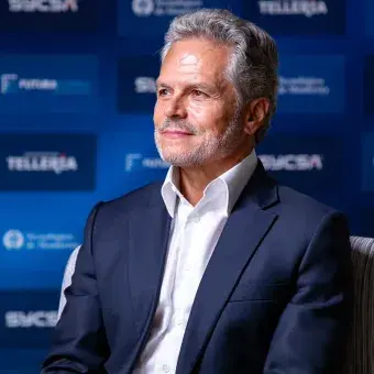 Arturo Zapata, miembro del consejo directivo del Tecnológico de Monterrey atendiendo a medios de comunicación