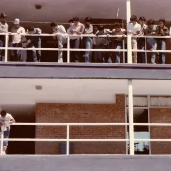 Estudiantes en el edificio rojo del Tecnológico de Monterrey campus Laguna en la colonia Estrella